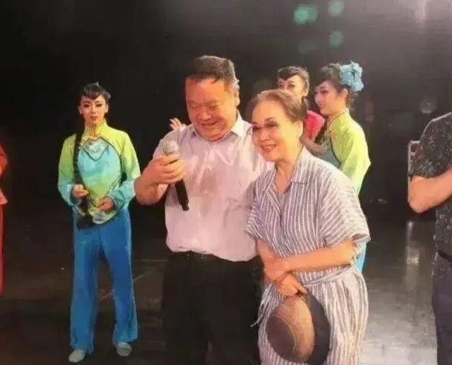 发型 78岁李谷一终于服老，摘掉假发直面衰老，气质比一般老太太更高级