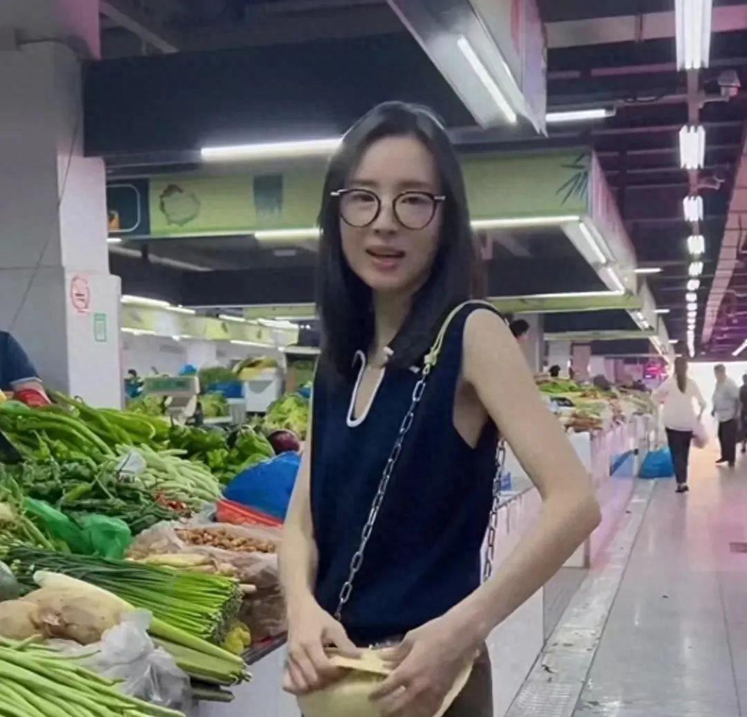 43岁董洁出门买菜,素颜模样难以认出,身材干瘪瘦成“纸片人”