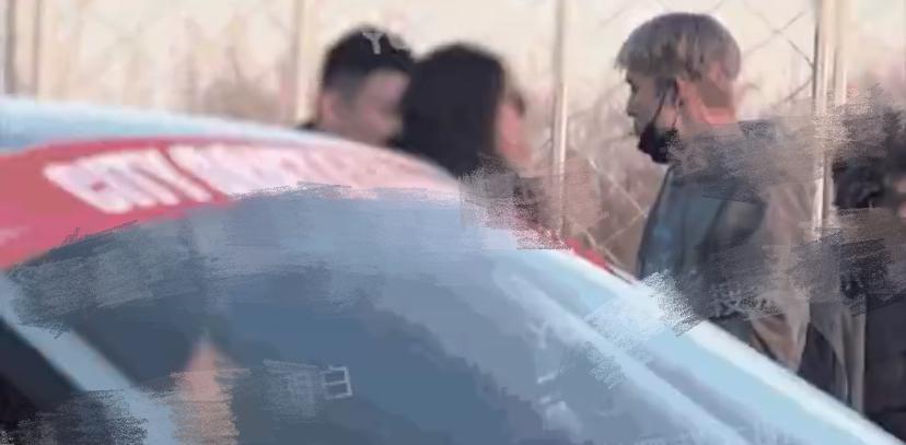 韩东君|韩东君疑似恋情曝光,与美女逛超市玩赛车,在车库亲吻后一同返家