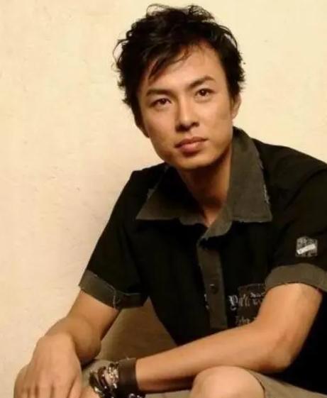 因穷被女友嫌弃，一气之下娶普通女教师的朱铁，如今过得如何了？