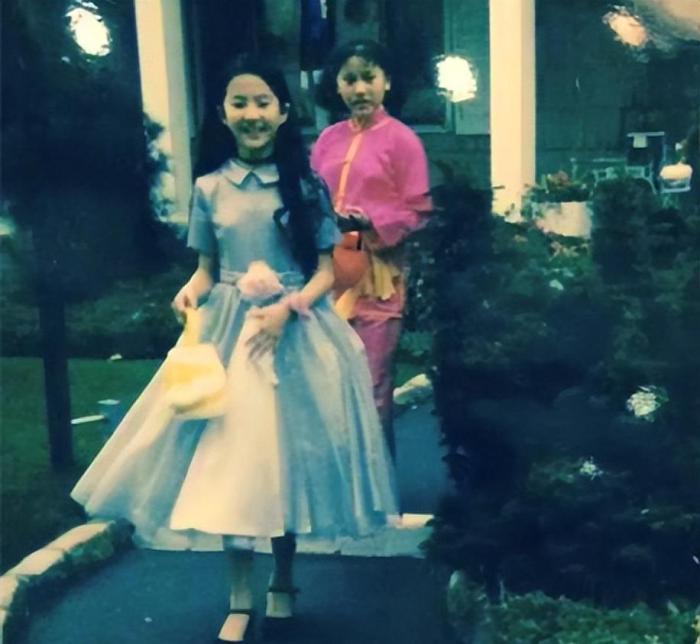 刘亦菲|刘亦菲母亲刘晓莉:身材傲人至今单身,五官比女儿还精致