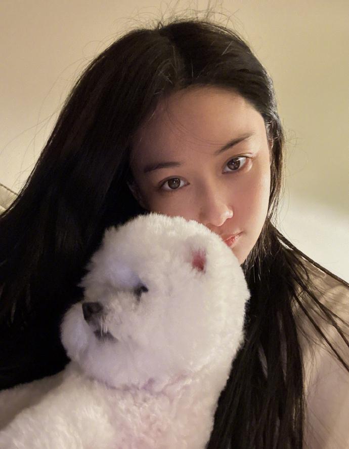 张馨予|张馨予妇女节晒老公视角秀恩爱,穿红衣开心灿笑,筷子腿吸睛十足