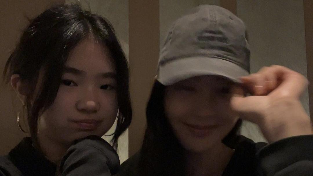 grace|曹格前妻晒母女约会照，12岁Grace戴大耳环做美甲，和妈妈像同龄人