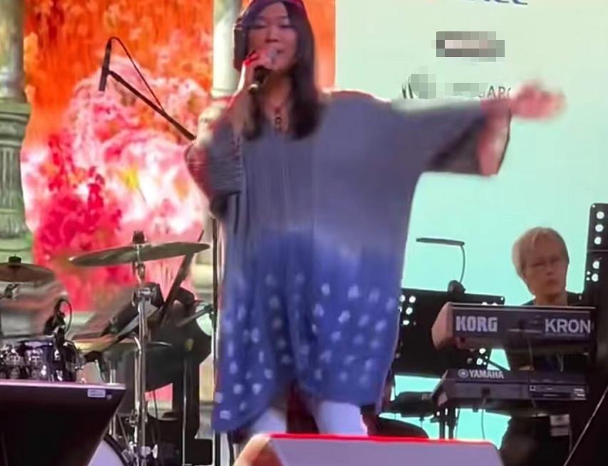 48岁知名歌手复出舞台,身材发福变化大,曾为情所困被送精神病院!