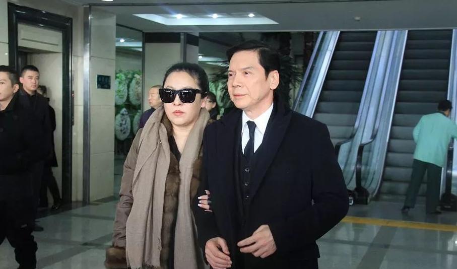 刘銮雄|五个保镖陪买雪糕,衣柜里有1500个包包!富婆的快乐我们想象不到