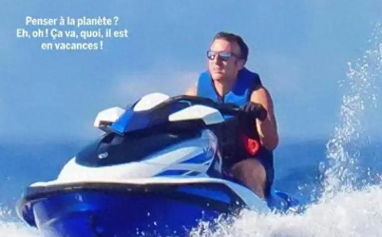 46岁的马克龙光着膀子，一脸宠溺握着70岁布丽吉特的脚脖子，好甜蜜