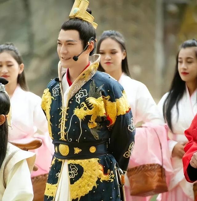 时隔20年,8位男星再扮成名角色,有人胖若两人,有的“爷青回”