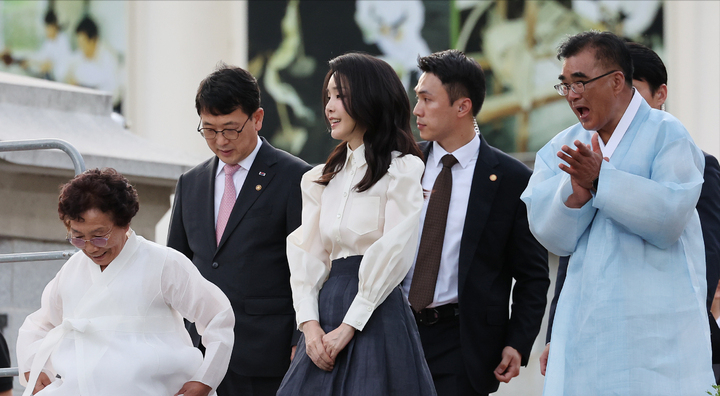 西瓜 韩国第一夫人换公主风营业好惊艳！泡泡袖配薄纱裙，变了法子扮嫩