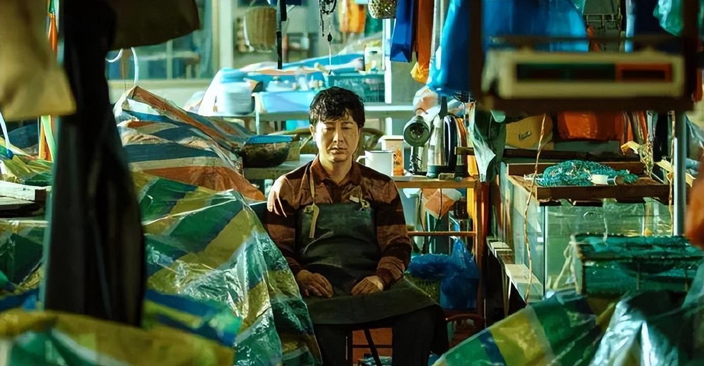 张颂文|张颂文独居14年“农家院”被曝！摆满废品满地落叶：这才是真面目