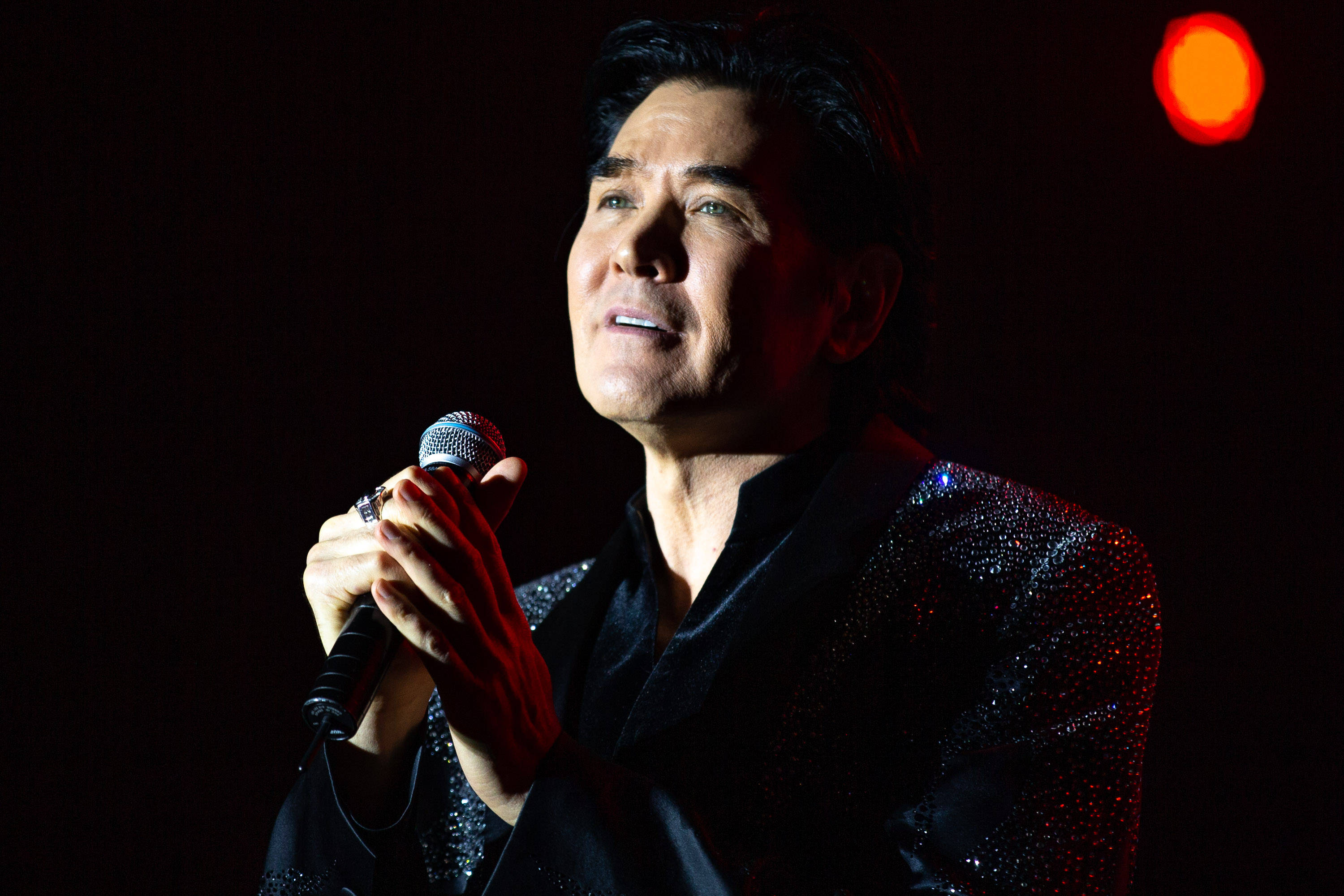 62岁费翔成功翻红!多年前亲密照再被传出,女星陶晶莹动作大胆