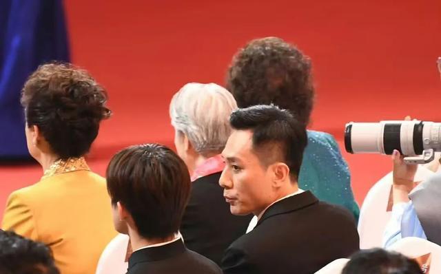 江疏影|华表奖搞笑时刻：刘烨嗑瓜子，邓超直播“玩梗”，江疏影颁奖口误