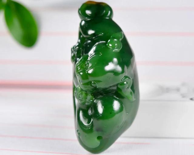 菠菜|“被绿”的和田玉!与翠色截然不同的碧玉籽料巧雕“貔貅”!