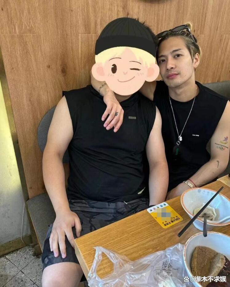 王嘉尔再惹争议！后背环住女网红，凌晨4点酒吧和男子举止亲昵！