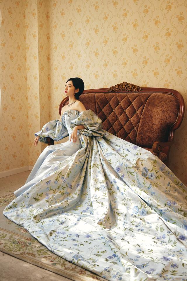 景甜蓝色抹胸拖尾裙短发妆造