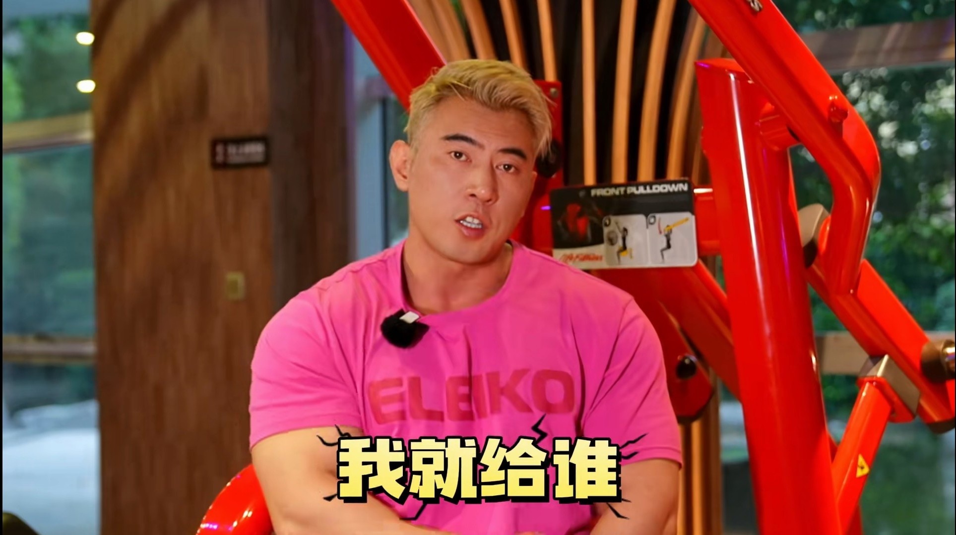 举起100公斤的哑铃就可以拿到奖金,健身华哥的活动挺有意义的