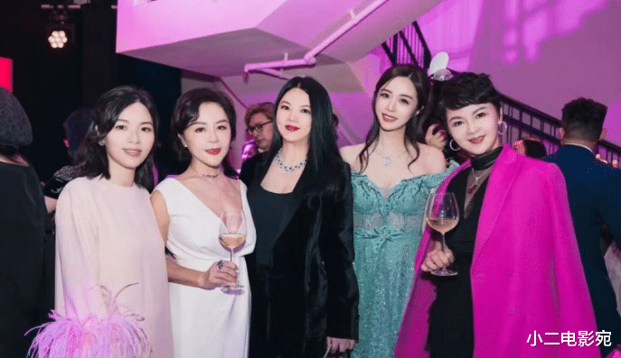 47岁李湘被偶遇香港，奢侈装扮显富态，身材发福被指超200斤