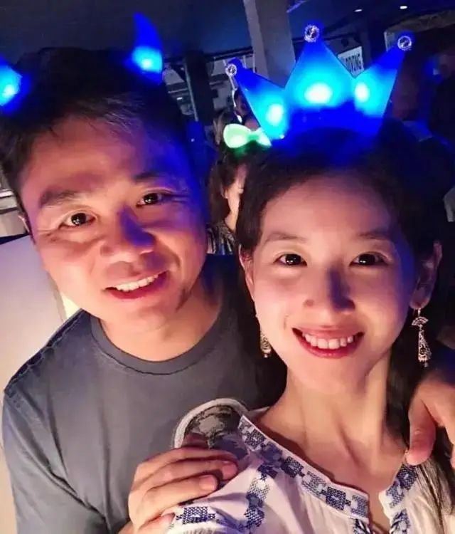 章泽天带双胞胎儿子出游，网友猜测龙凤胎长相，现场照片曝光！