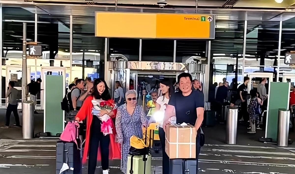 57岁戏骨全家定居在美国，拿着在中国赚的钱住豪宅，还大赞国外风景