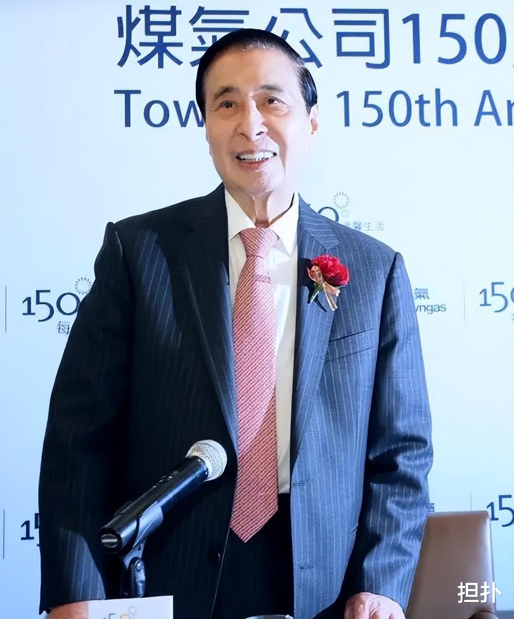 自己单身了30多年，大儿子60岁也是单身，小儿子却花7亿娶名模