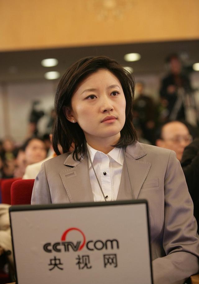 张京,具有颜值与实力双重优势,被誉为"国会翻译女神" - 历史资讯(主打