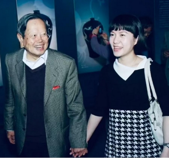 ?曝杨振宁疑病危！学术界为其祈祷，翁帆24小时悉心照料，遗产到手