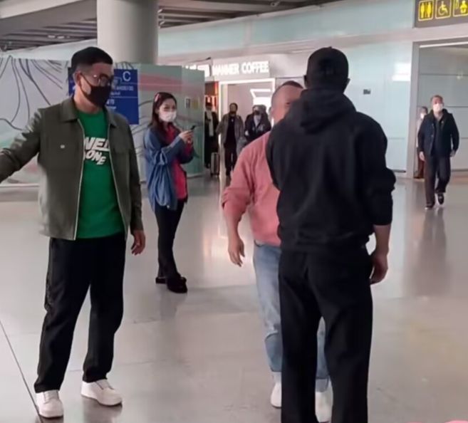 曾志伟|69岁曾志伟现身机场,头发稀疏身材圆润,近照被调侃只有150