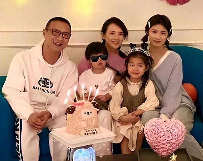 爱的交错，讽刺的爱情游戏。