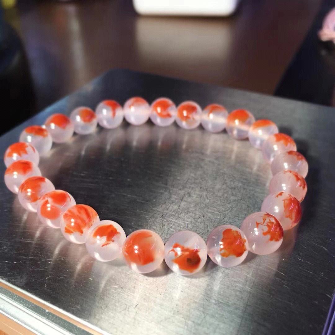 南红冰飘手串的特点和价值对其价格的影响