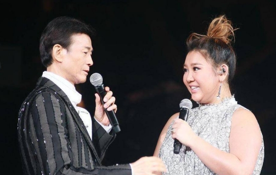 郑欣宜失踪后露面!背身弹唱回应现状,长袖长裤加身被疑状态不佳