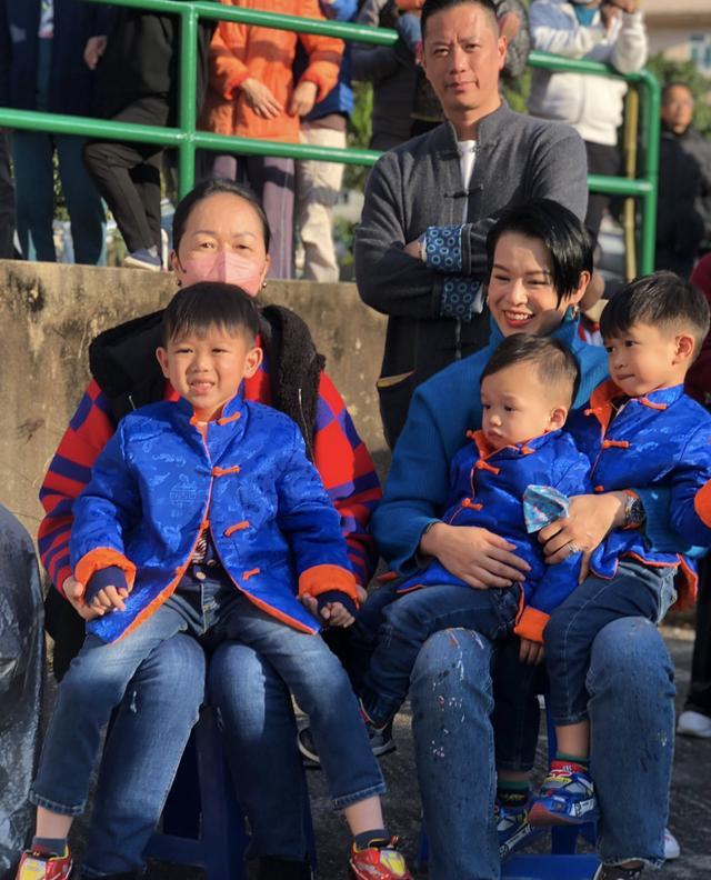 胡杏儿|胡杏儿晒母子合影，一手揽住3个儿子，素颜无滤镜毛孔黑头好清晰
