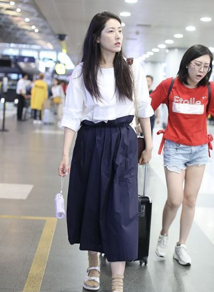 曾黎不愧是中戏校花，46岁素颜状态不输年轻人，只是身材变得魁梧