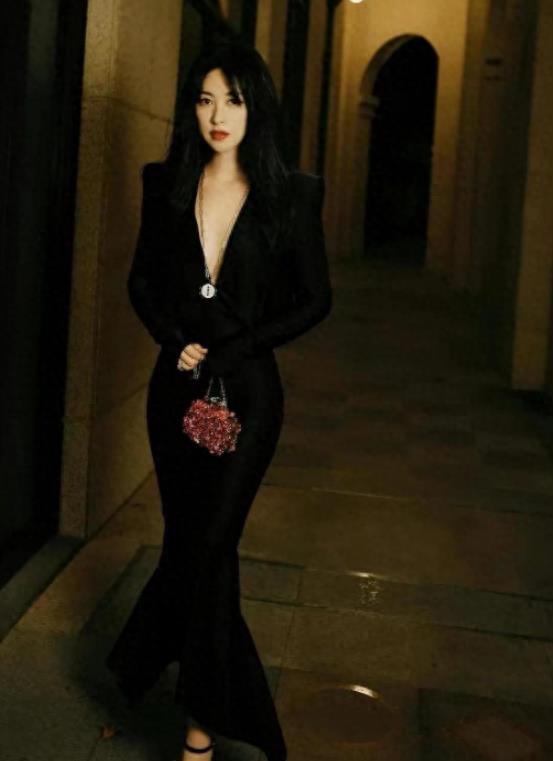 李小冉的腿,殷桃的腰,许晴的臀,这7位中年女星越老越是性感迷人