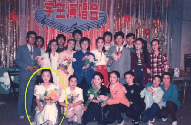 杨钰莹|杨钰莹参加活动小腹隆起，有传已婚并怀孕，本人发动态疑无声回应