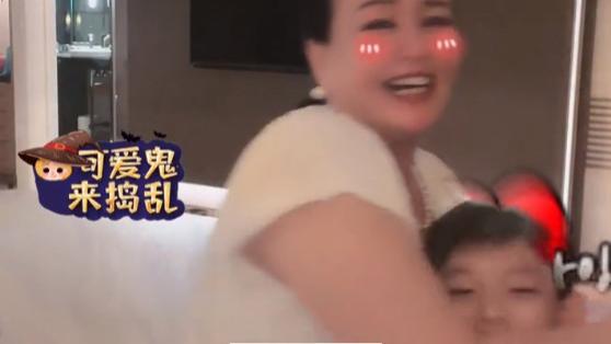 张兰直播，小箖箖主动跑奶奶身边撒娇，性格变活泼与之前判若两人
