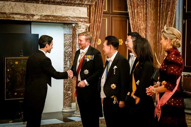 韩国夫人出席荷兰国宴拿出战袍!穿泡泡袖小黑裙美如赫本,美翻了