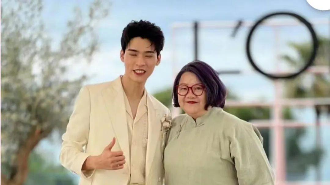 |洪晃戛纳搞区别对待？晒龚俊闭眼合影被骂，把朱一龙合影也删了