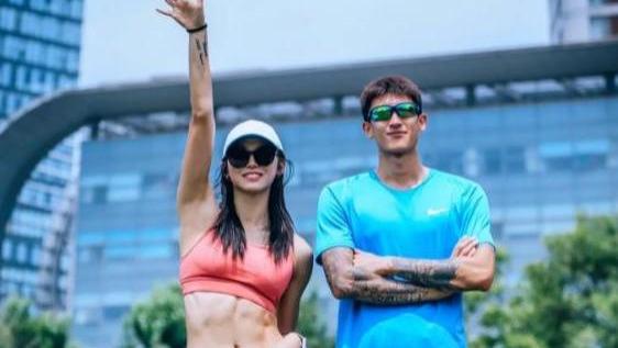 浓浓恋意？26岁的吴艳妮和22富二代男友，独特情侣款纹身引热议