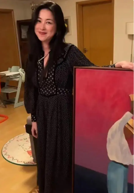 朱珠想跟女儿亲近被拍嘴巴露错愕,不到一米化妆桌曝光,太寒酸了