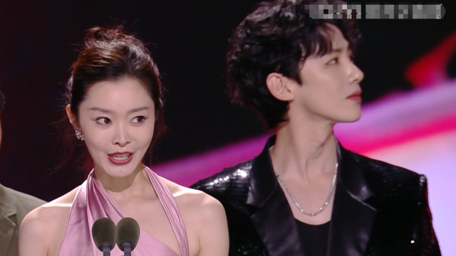 尖叫之夜尴尬瞬间：躲避C位，假唱被嘲，魏大勋上台秦岚玩手机