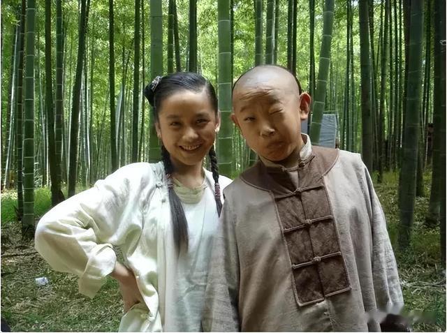 侯祥：9岁停止发育，出道18年只能演小孩，和妻子同框被嘲像母子