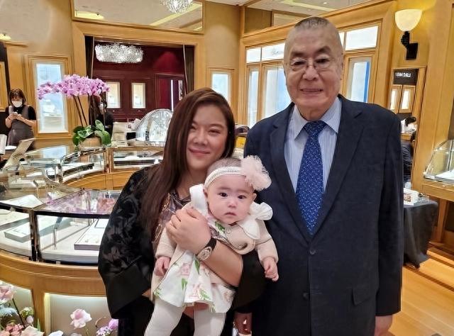 84岁刘诗昆再当爸爸！2胎正脸照曝光，大女儿眼眶含泪疑不喜弟弟