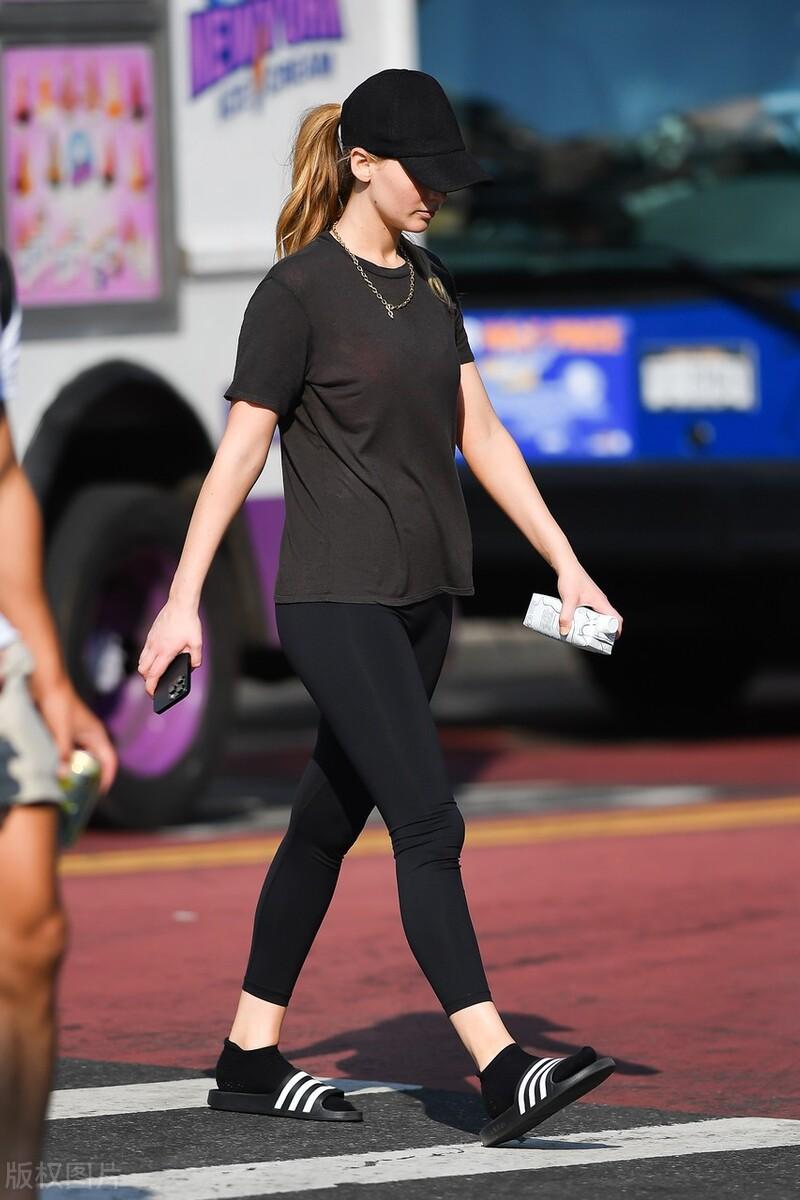 |詹妮弗·劳伦斯:低调简约全黑Look,展现健康与自信