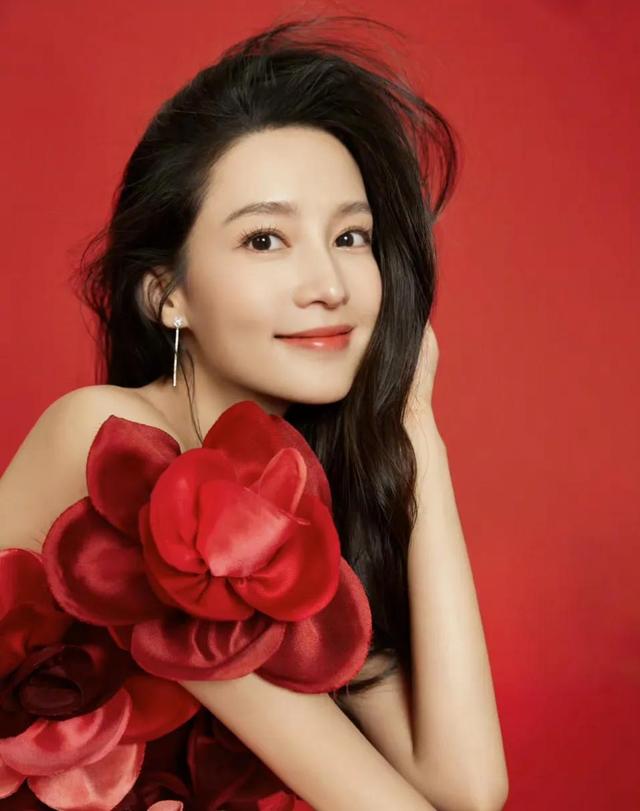 赵丽颖|女星春晚造型珍藏:赵丽颖李沁美艳动人