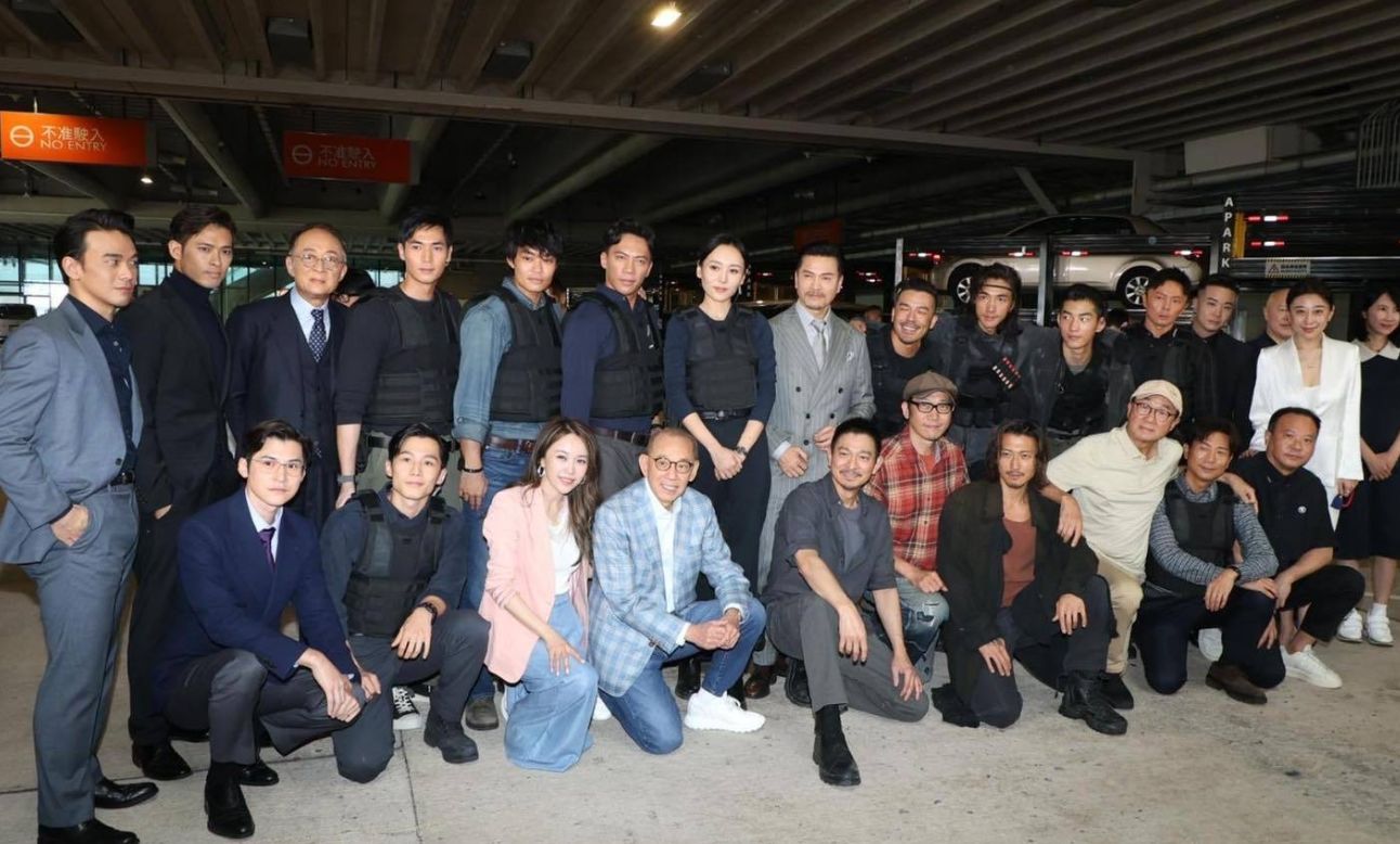 62岁刘德华新片开机，与谢霆锋同框看不出年龄差，谢霆锋暴露身高