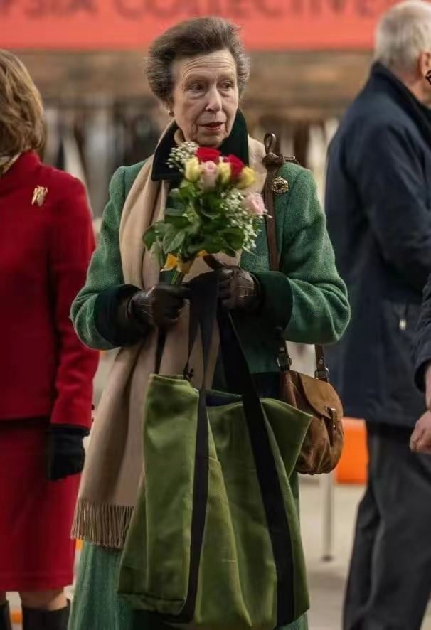 发型 安妮公主不愧是美了一辈子的女人，发型、装扮简约迷人，值得借鉴