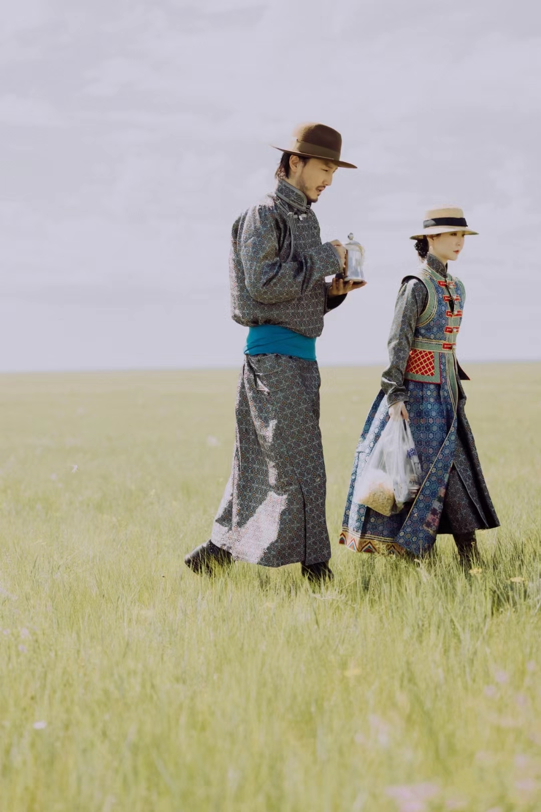 吉祥三宝女儿婚后首出镜，和新婚老公祭拜爸爸，韩国老公一脸真诚