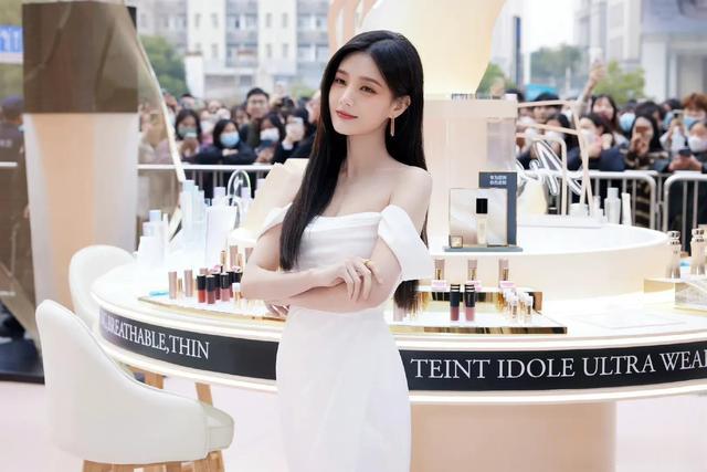 迪丽热巴|3月4日迪丽热巴黑西装造型气场全开，张天爱虞书欣抹胸裙性感迷人