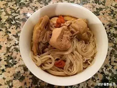 张庭|林瑞阳：现身台北街头，穿一身名牌吃麻油鸡，张庭还在东南亚