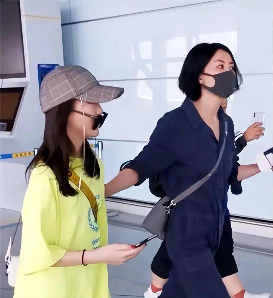 王菲 王菲母女走机场，李嫣嘴唇没修复好不及妈妈美貌，但时尚感真的强