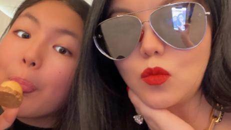 豪横！李湘首晒英国豪宅，满墙红酒茶杯镶金，穿带钻睡衣名表215W